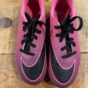 EUC Girls Nike Bravada Soccer ⚽️ Cleats